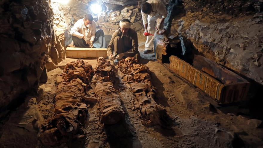 Arqueólogos egipcios observan momias en la tumba recientemente descubierta de Amenemhat, 9 de septiembre de 2017.