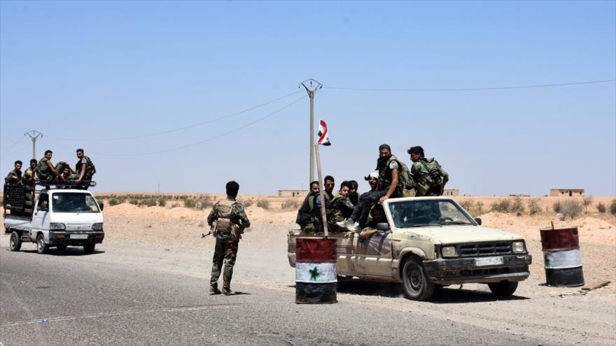 Los miembros del Ejército sirio se dirigen a la aldea siria de Hanna Safar, en la parte occidental de la provincia de Al-Raqa, 8 de julio de 2017.