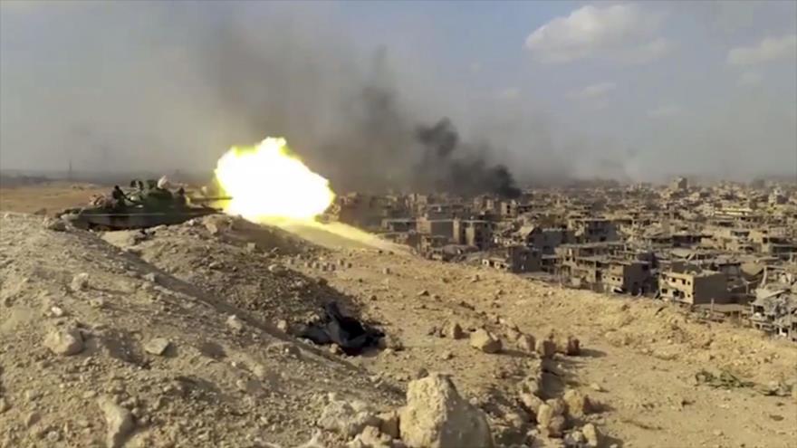 Foto publicada por la agencia estatal siria SANA, muestra la operación de un tanque del Ejército en la ciudad de Deir Ezzor, 2 de noviembre de 2017.