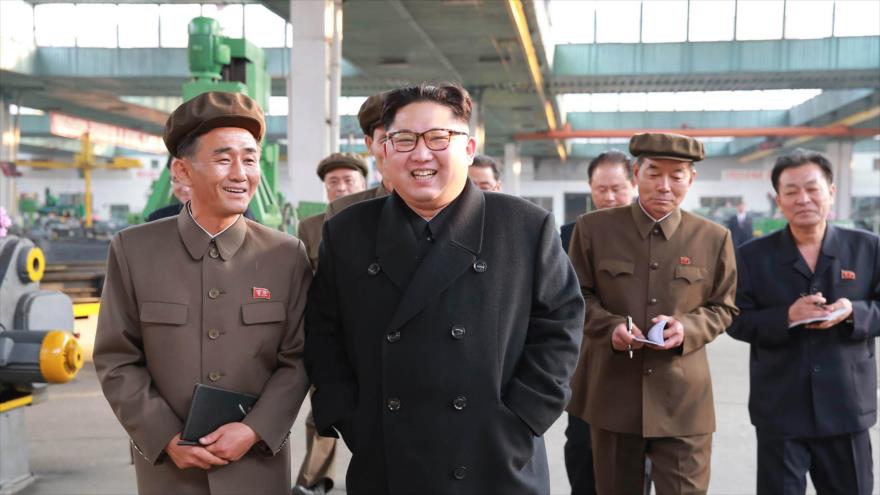 El líder norcoreano, Kim Jong-un (centro), inspecciona la fábrica, denominada 16 de marzo, en una ubicación desconocida, 4 de noviembre de 2017.