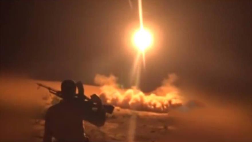 El lanzamiento de un misil por el Ejército y el movimiento popular yemení Ansarolá.