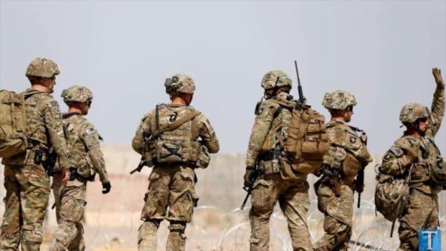 Soldados estadounidenses caminan fuera de su base en la provincia de Uruzgan en Afganistán, 7 de julio de 2017.