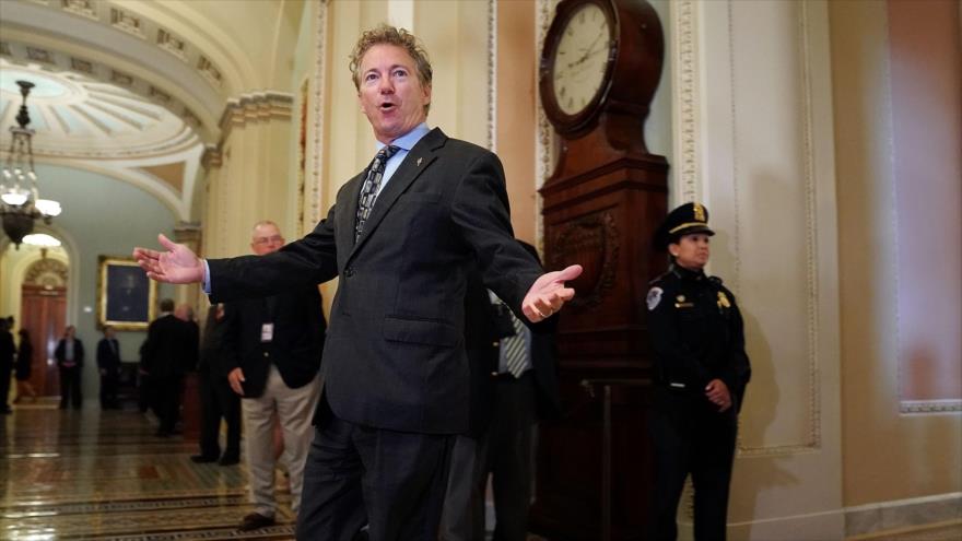 El senador estadounidense Rand Paul (R-KY) gesticula hacia los periodistas en el Capitolio de EE.UU. en Washington, 24 de octubre de 2017.