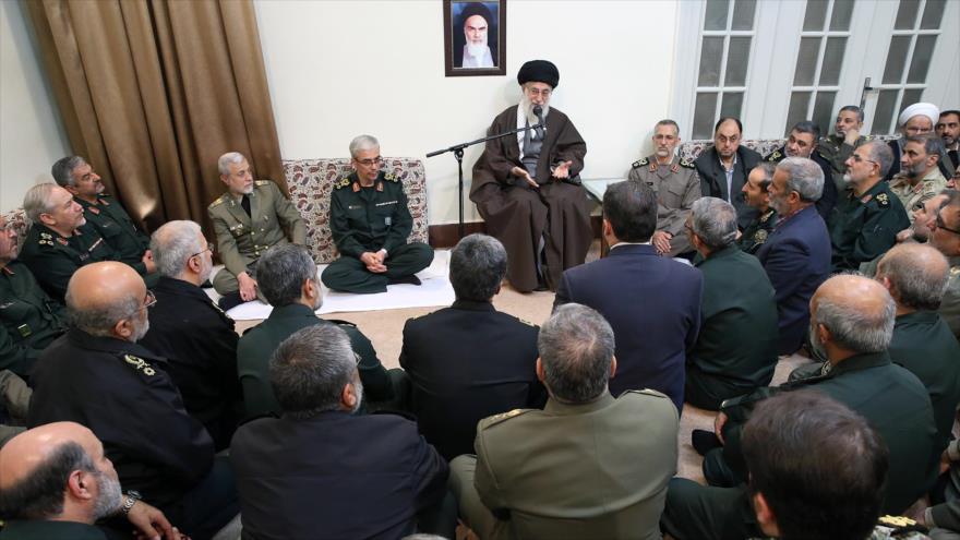 El Líder de la Revolución Islámica de Irán, el ayatolá Seyed Ali Jamenei, habla en una reunión con altos comandantes del Ejército iraní, 9 de abril de 2017.