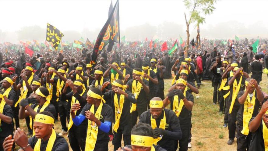 Decenas de miles de musulmanes chiíes conmemoran el día de Arbaín, que marca el martirio del Imam Husein (P), en Zaria, Nigeria.