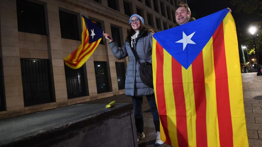 Dos partidarios de la secesión de Cataluña de España se manifiestan frente a la Fiscalía de Bruselas (capital de Bélgica), 5 de noviembre de 2017.