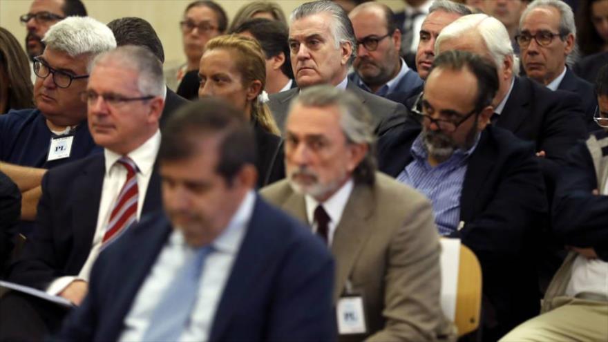 Ex altos cargos del Partido Popular (PP), en el juicio por la presunta financiación ilegal de la formación española, 4 de octubre de 2016.