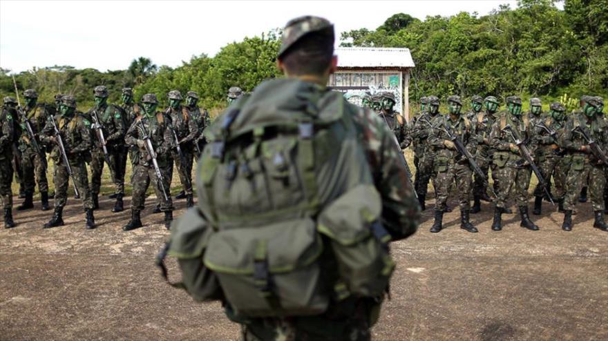 Soldados del Ejército brasileño durante un entrenamiento en la frontera con Colombia.
