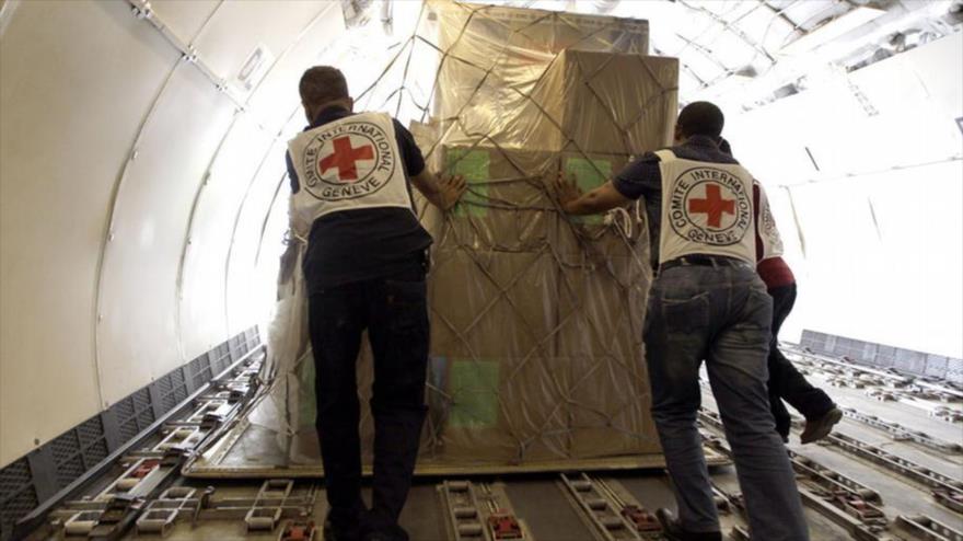 Los agentes de la Organización de Naciones Unidas (ONU) desembarcan una carga humanitaria en el aeropuerto de Saná, la capital de Yemen.