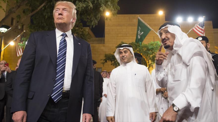 El presidente de EE.UU., Donald Trump (izda.), y el rey saudí, Salman bin Abdulaziz Al Saud (dcha.), en Riad, 20 de mayo de 2017.