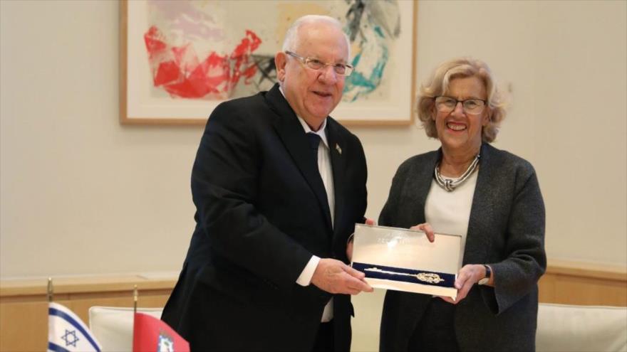 El presidente de Israel, Reuven Rivlin, recibe la Llave de Oro de Madrid de las manos de la alcaldesa Manuela Carmena, 6 de noviembre de 2017.
