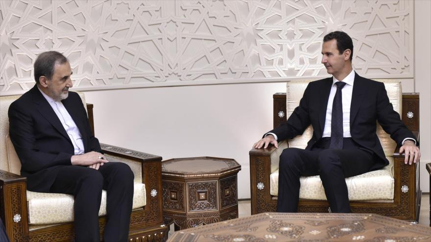 El presidente de Siria, Bashar al-Asad (dcha.), recibe a Ali Akbar Velayati, el asesor del Líder iraní, en Damasco, 7 de noviembre de 2017.