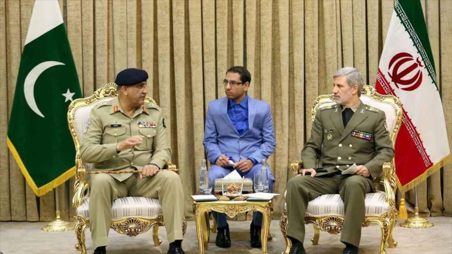 El ministro iraní de Defensa, el general Amir Hatami (dcha.), reunido con el comandante en jefe del Ejército paquistaní, Qamar Yaved Bajua, 7 de noviembre de 2017.