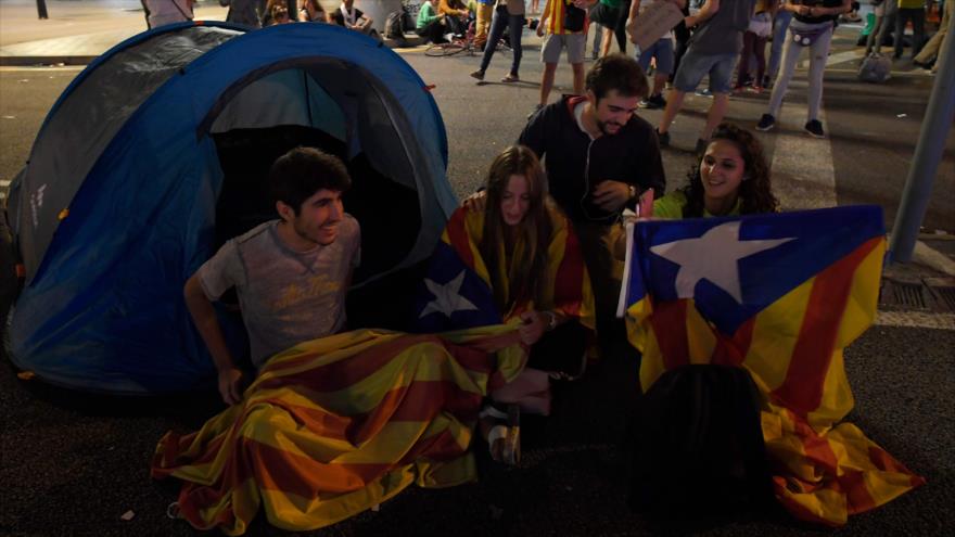 Jóvenes independentistas catalanes realizan una concentración en la ciudad de Barcelona, 3 de octubre de 2017.