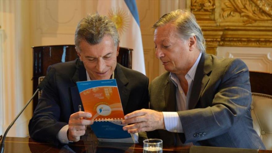 El presidente de Argentina, Mauricio Macri (izda.), y su ministro de Energía, Juan José Aranguren.