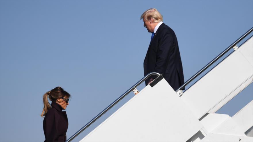 El presidente de EE.UU., Donald Trump, y su esposa en la Base Aérea de Yokota, Japón, 7 de noviembre de 2017.