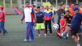 Video: Nicolás Maduro juega fútbol con Maradona