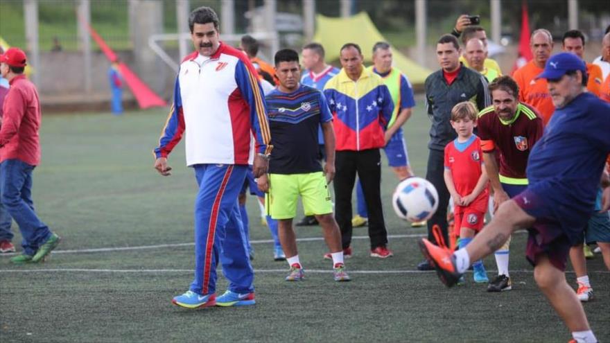 Video: Nicolás Maduro juega fútbol con Maradona