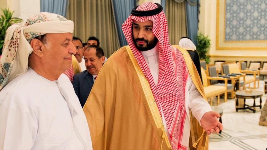 El fugitivo presidente yemení Abdu Rabu Mansur Hadi (izda.) y el príncipe heredero saudí, Mohamad bin Salman.