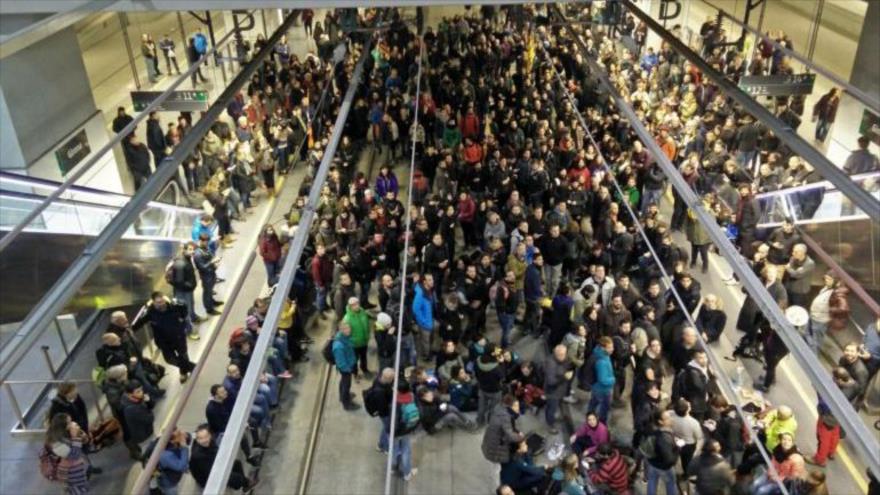 Catalanes en huelga cortan carreteras y vías de tren
