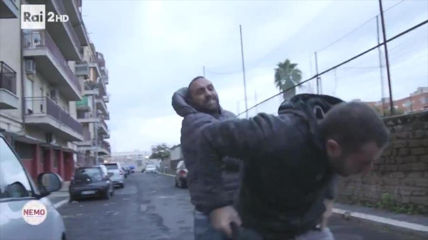 Un periodista italiano es brutalmente agredido ante las cámaras