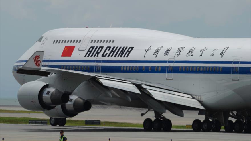 El avión Air China Boeing 747-400 lleva a bordo el presidente chino, Xi Jinping, a Hong Kong, 1 de julio de 2017.