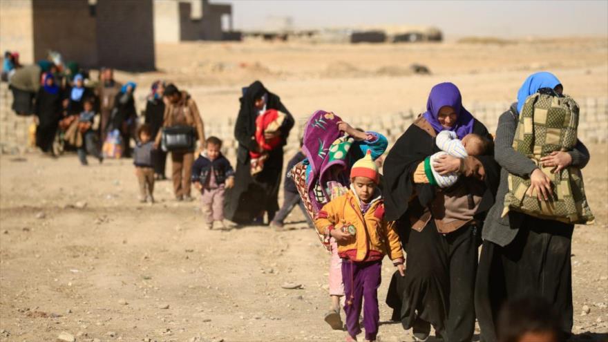 Terroristas de Daesh obligan el desplazamiento de familias iraquíes en la provincia iraquí de Al-Anbar, 6 de agosto de 2017