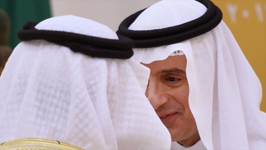 El canciller saudí, Adel al-Yubeir, da la bienvenida a una delegación bahreiní en Riad (la capital), 29 de octubre de 2017.