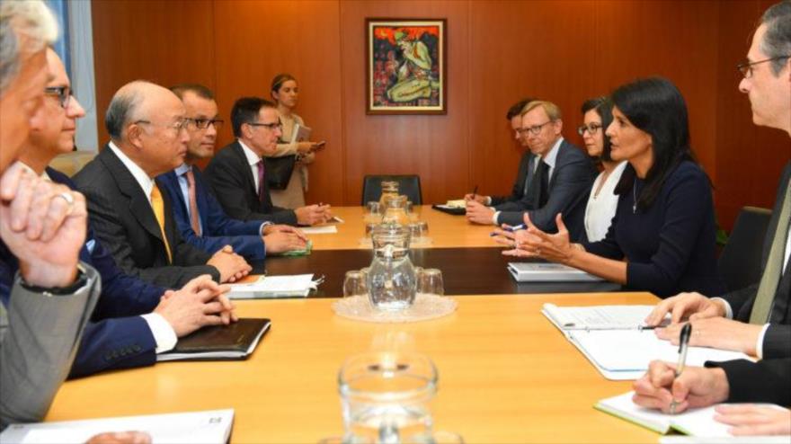 El director general de la AIEA, Yukiya Amano, (centro a la izda.) se reune con la embajadora de EEUU ante la ONU, Nikki Haley, 23 de agosto de 2017.
