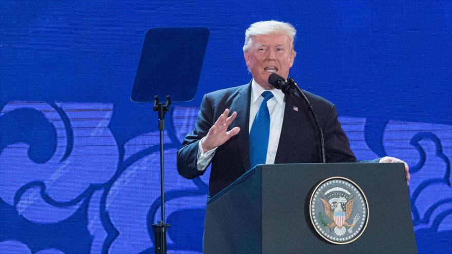 El presidente de Estados Unidos, Donald Trump, habla durante un discurso en Danang, la ciudad vietnamita donde se celebra la cumbre anual del foro APEC, 10 de noviembre de 2017.