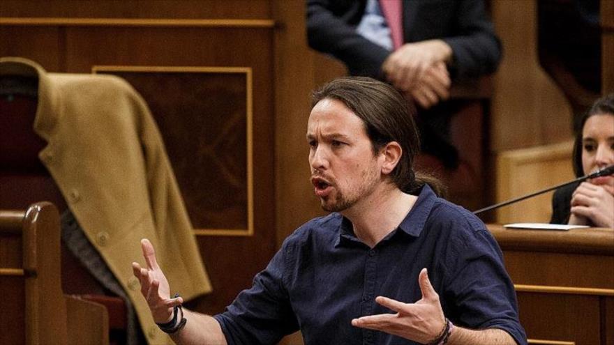 El líder de Podemos, Pablo Iglesias, habla en el Congreso de los Diputados de España.