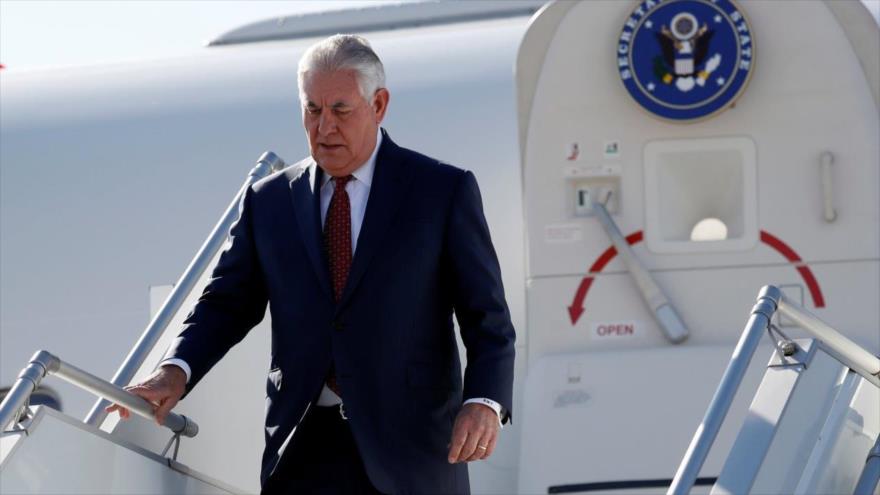 El secretario de Estado de EE.UU., Rex Tillerson, baja las escaleras de un avión.