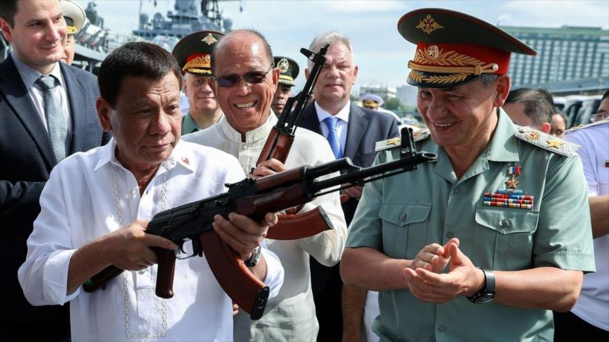 El presidente filipino, Rodrigo Duterte (izda.) y el ministro de Defensa de Rusia, Serguéi Shoigu.