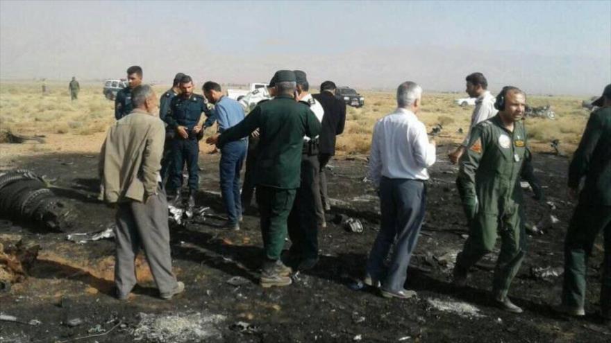 Autoridades iraníes desplegadas en el escenario de la caída del avión militar iraní Sujoi Su-22 en el suroeste de Irán, 11 de noviembre de 2017.