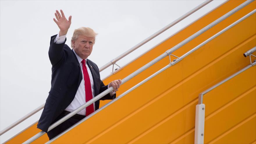 El presidente de EE. UU., Donald Trump, aborda Air Force One para partir tras asistir en Cumbre de APEC en Danang, Vietnam, 11 de noviembre de 2017. 