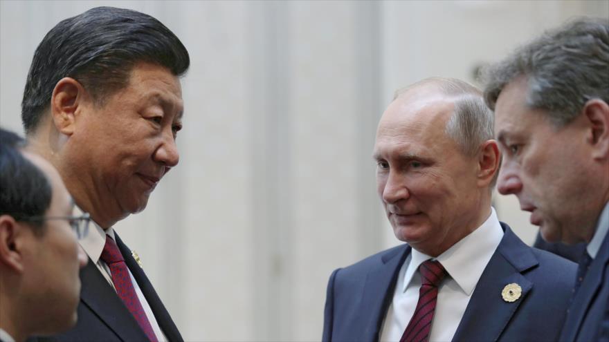 El presidente chino, Xi Jinping, y el presidente ruso, Vladimir Putin, conversan al margen de la cumbre de la APEC en Vietnam, 11 de noviembre de 2017.