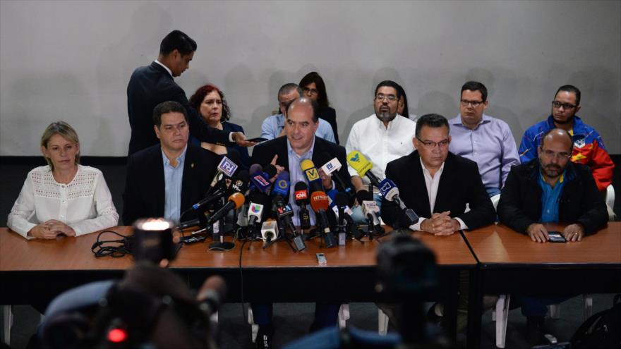 El presidente del Parlamento venezolano, Julio Borges (centro), habla durante una conferencia de prensa, Caracas, 9 de noviembre de 2017.