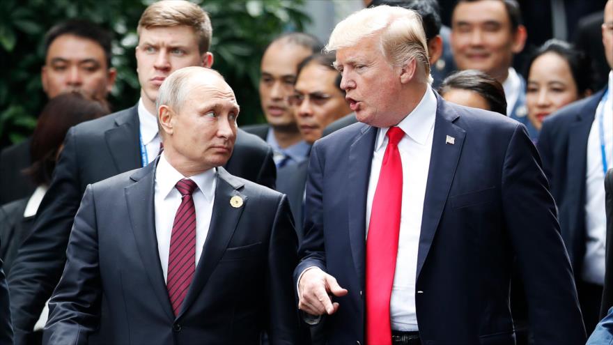 El presidente ruso, Vladimir Putin (izda.), conversa con su par estadounidense, Donald Trump, durante la cumbre de APEC, en Vietnam, 11 de noviembre de 2017.