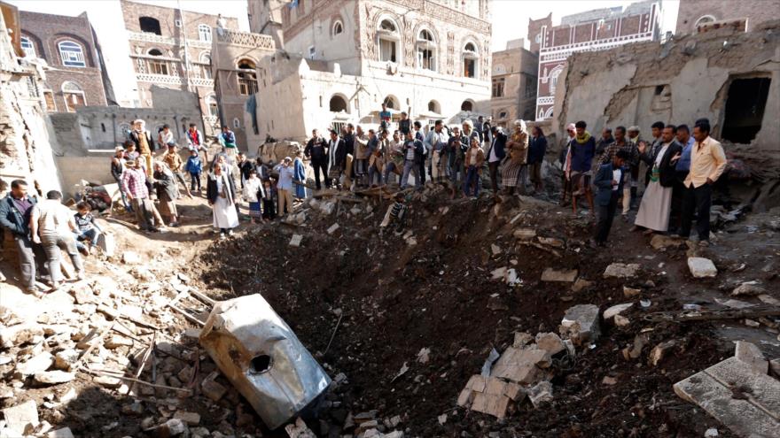 Los yemeníes se congregan en un sitio bombardeado por Arabia Saudí y sus aliados en Saná, capital, 11 de noviembre de 2017.