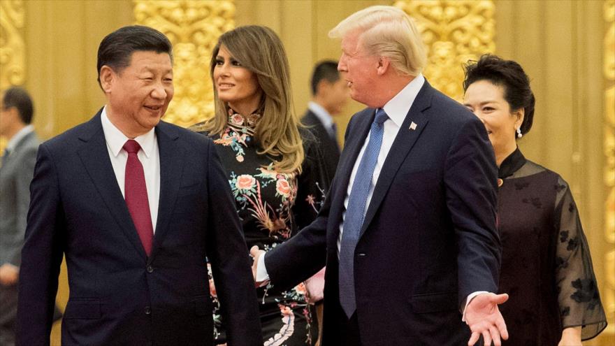 El presidente de EE.UU., Donald Trump (dcha.), conversa con su par chino, Xi Jinping, en Pekín, 9 de noviembre de 2017.