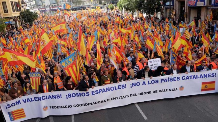 Miles marchan en Valencia para defender la unidad de España