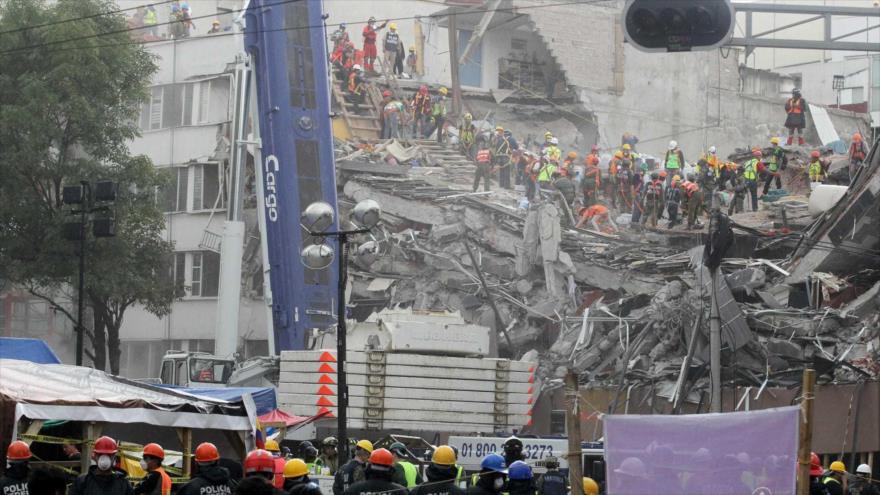 Decenas de efectivos trabajan en Ciudad de México para recuperar los cuerpos de los escombros, 19 de septiembre de 2017.