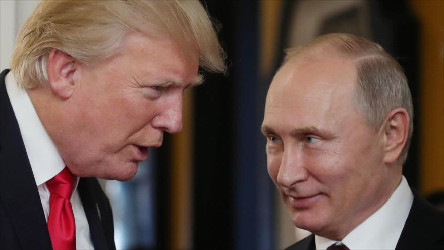 El presidente ruso, Vladimir Putin (dcha.), y su par estadounidense, Donald Trump, durante la cumbre de APEC en Vietnam, 11 de noviembre de 2017.