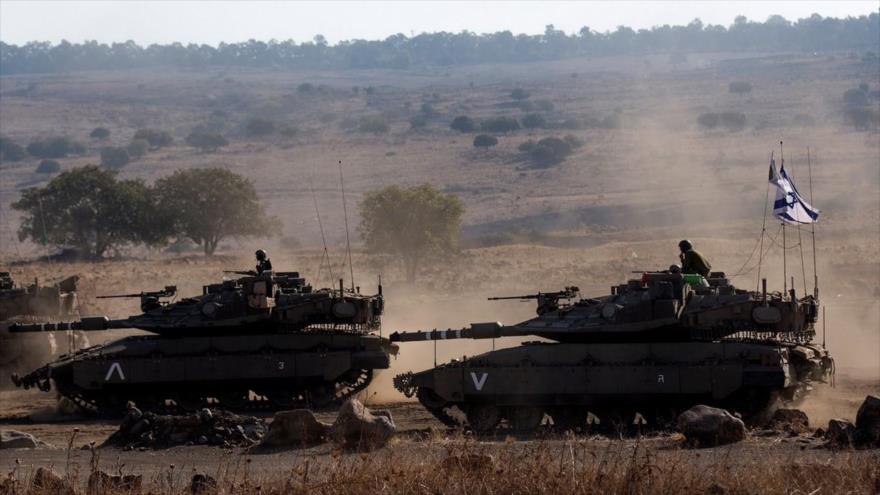 Tanques del ejército israelí patrullan una zona cercana a la frontera libanesa.