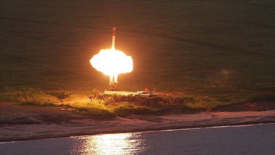 Momento del lanzamiento de un misil por el sistema de defensa tierra-aire S-400 de Rusia.