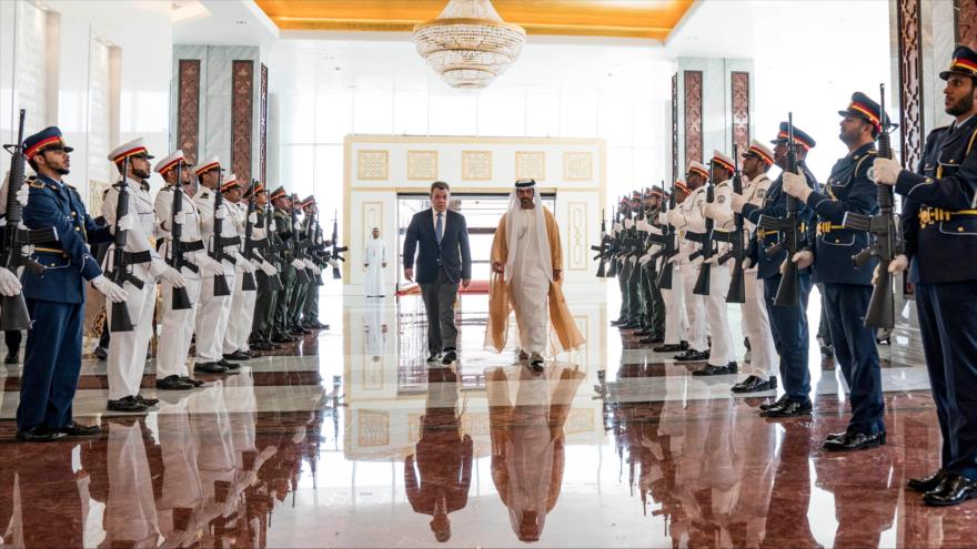 El presidente colombiano, Juan Manuel Santos, se reúne con el príncipe heredero emiratí, Mohammad bin Zayed Al Nahyan, 11 de noviembre de 2017.