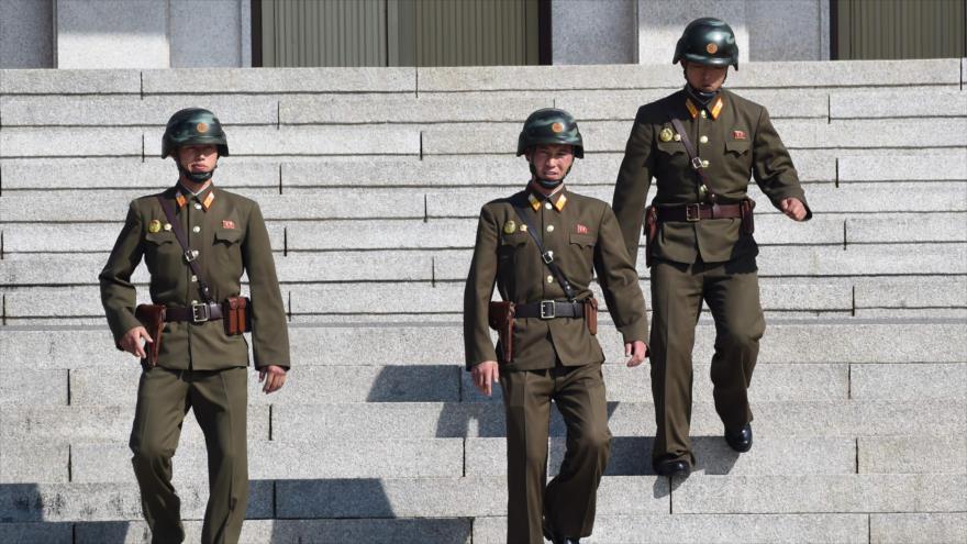 Soldados norcoreanos en la Zona Desmilitarizada de Corea (DMZ, por sus siglas en inglés), que divide Corea del Norte del Sur, 27 de octubre de 2017.