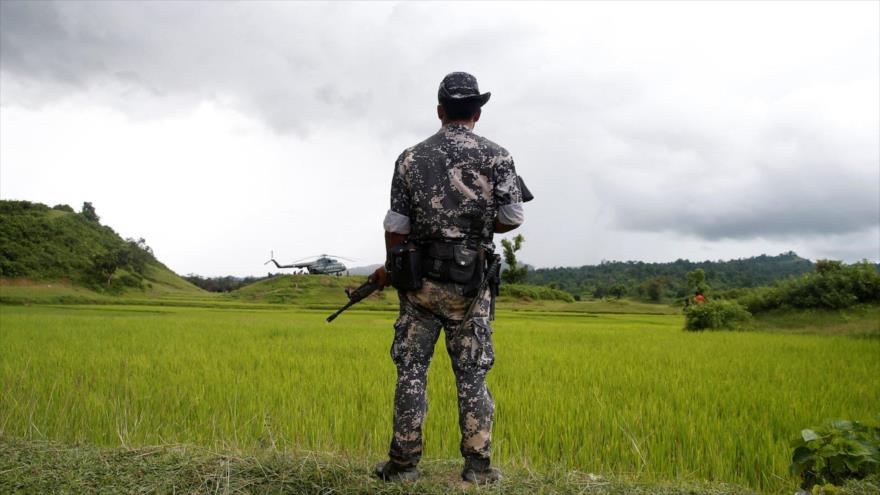 Un soldado birmano situado cerca de Maungdaw, norte del estado de Rajine, en Myanmar.