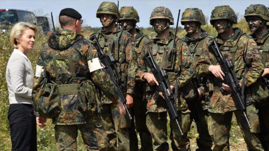 La ministra de Defensa de Alemania, Ursula von der Leyen, habla con los soldados de una unidad de reconocimiento del Ejército.
