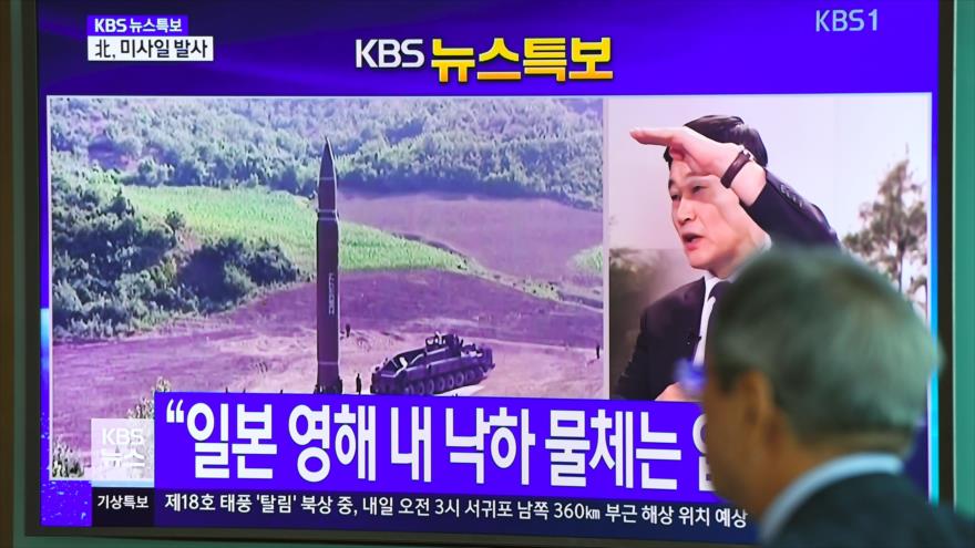 Una pantalla de televisión en una estación de tren en Corea del Sur muestra el lanzamiento de un misil balístico norcoreano sobre Japón, 15 de septiembre de 2017.